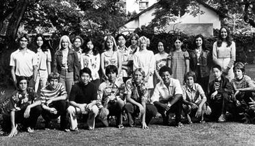 Obama (baris depan jongkok, ke 4 dari kanan) foto bersama teman-teman seangkatan kelas 9 sekolah dasar