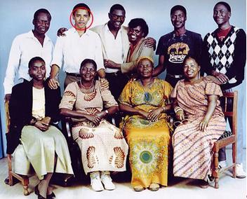 Obama foto bersama keluarga bapaknya.